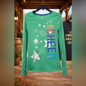 A So long sleeve shirt. 🌺